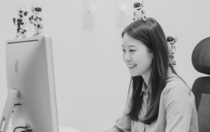 AIと人が協働して働く未来のイメージ。AI活用とAIチームによる人とAIの協働モデルを表した研究イメージ