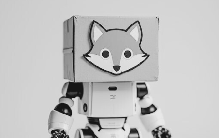 AI依存とAIとの距離の問題を象徴する狐の仮面のイメージ｜AI協働で起きる思考停止