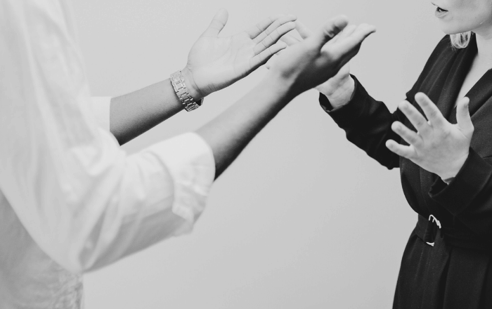 役割を渡そうとして手を伸ばすが触れられない人の構図｜適材適所と予期不安のイメージ